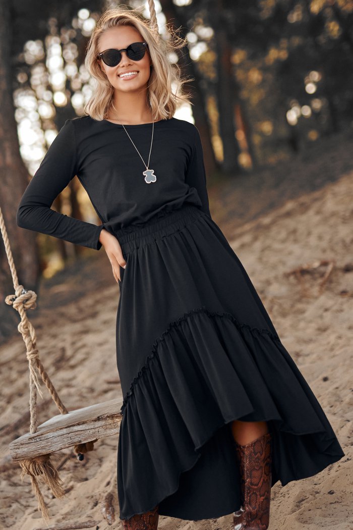 Dzianinowa sukienka maxi z gumą i falbanami czarna M573