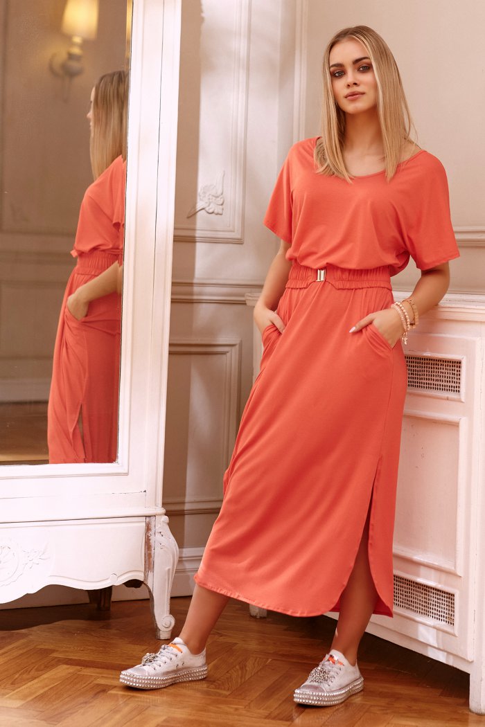 Sukienka maxi z paskiem i krótkim rękawem oraz głębokim wycięciem na plecach pomarańczowa M642